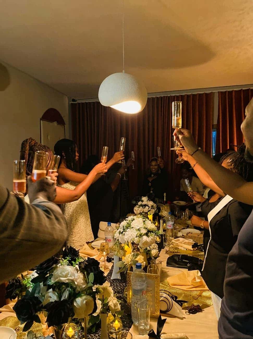 toast au champagne entre convives
