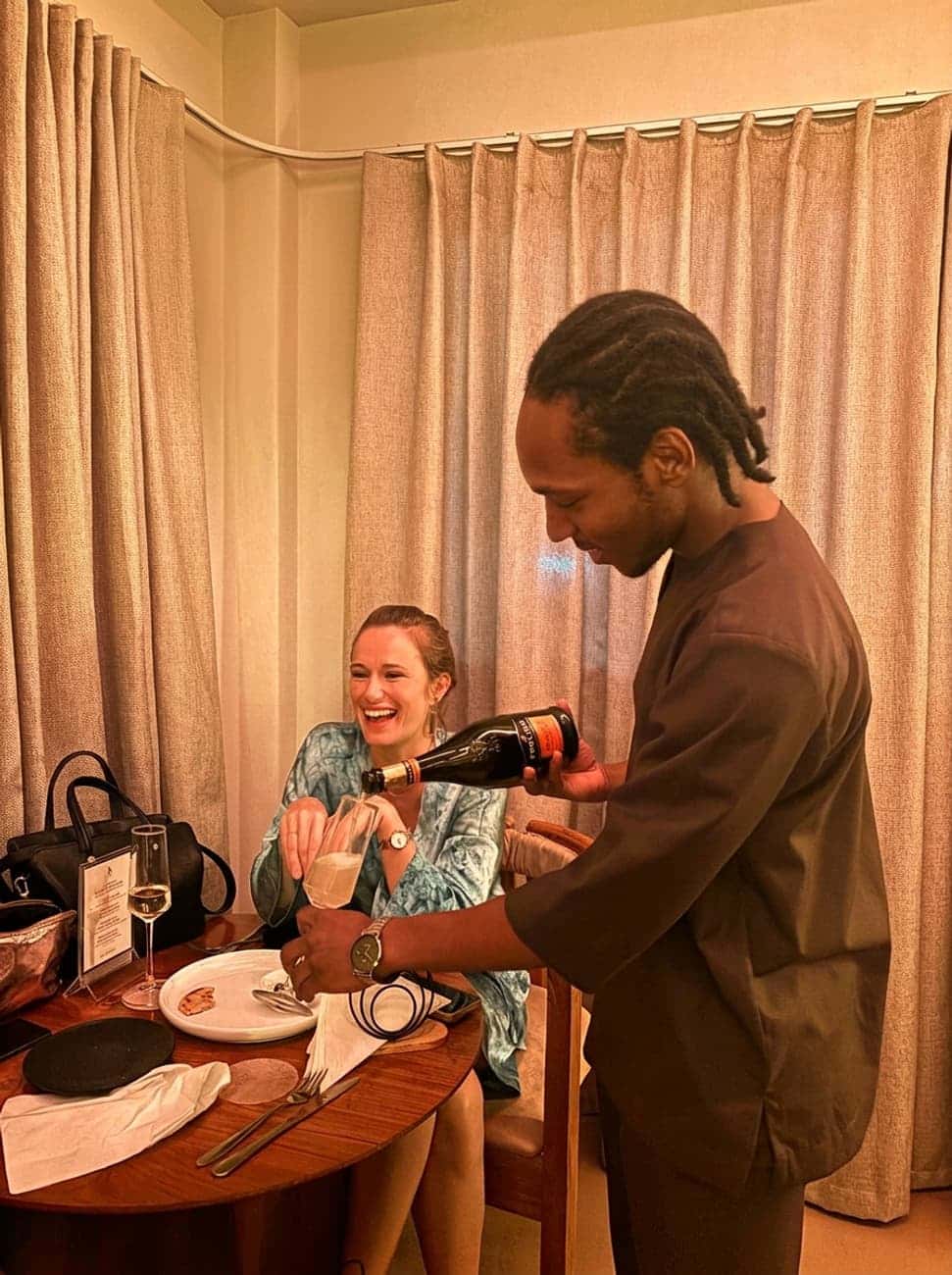 service du champagne à table
