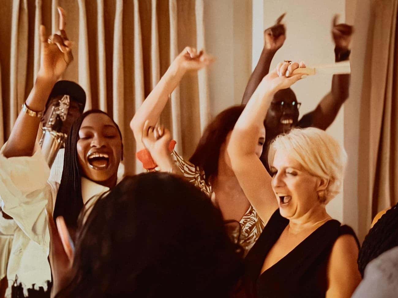 invités qui acclament la soirée