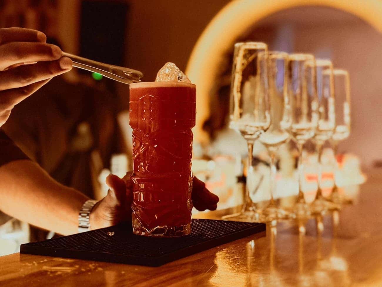 cocktail signature dressé à la pince