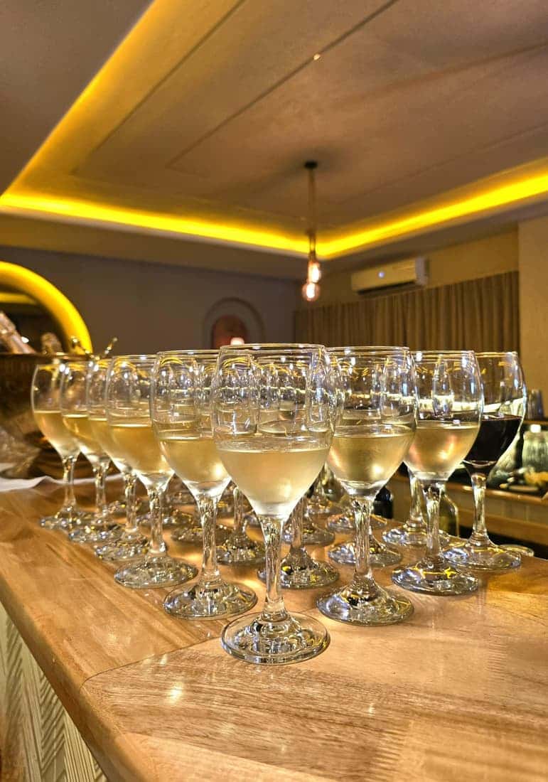 verres de vin alignés au bar