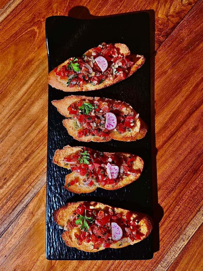 bruschettas tomate sur ardoise