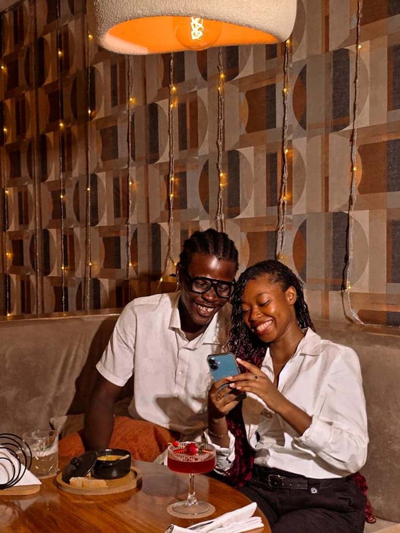 couple complice en banquette