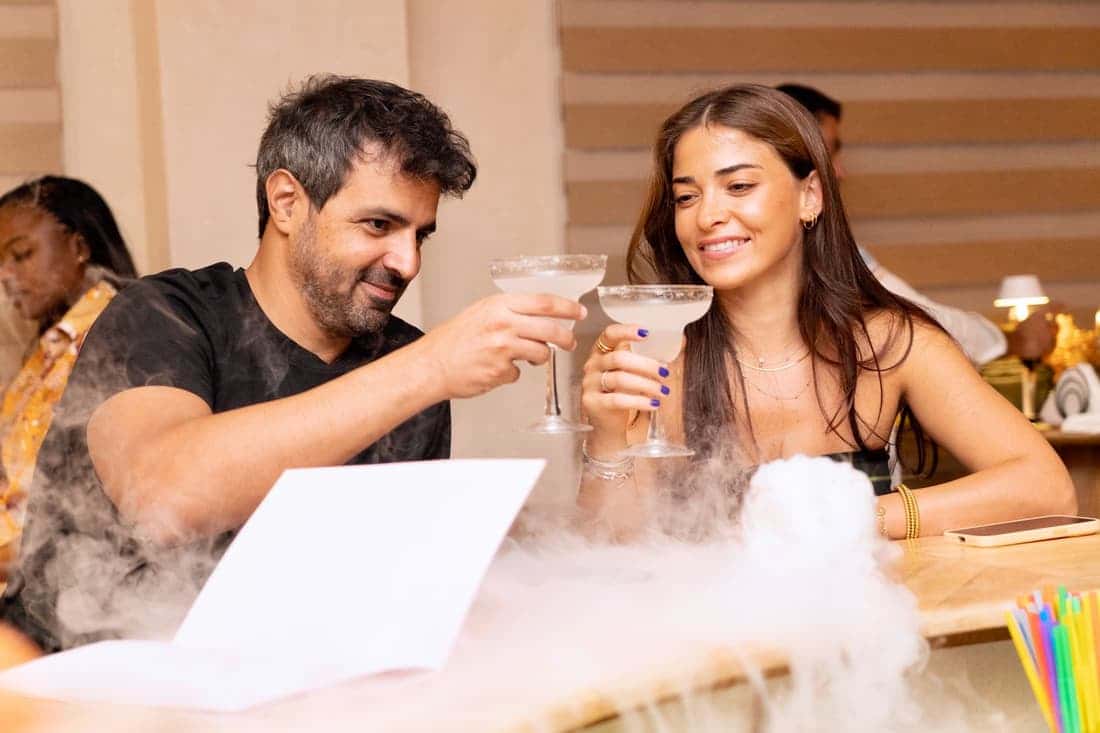 couple trinquant aux margaritas fumantes