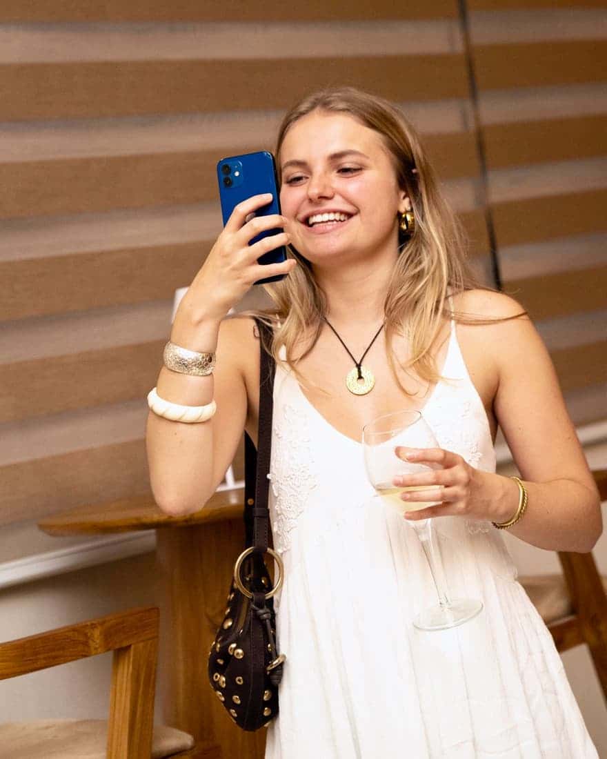jeune femme souriante au verre de vin