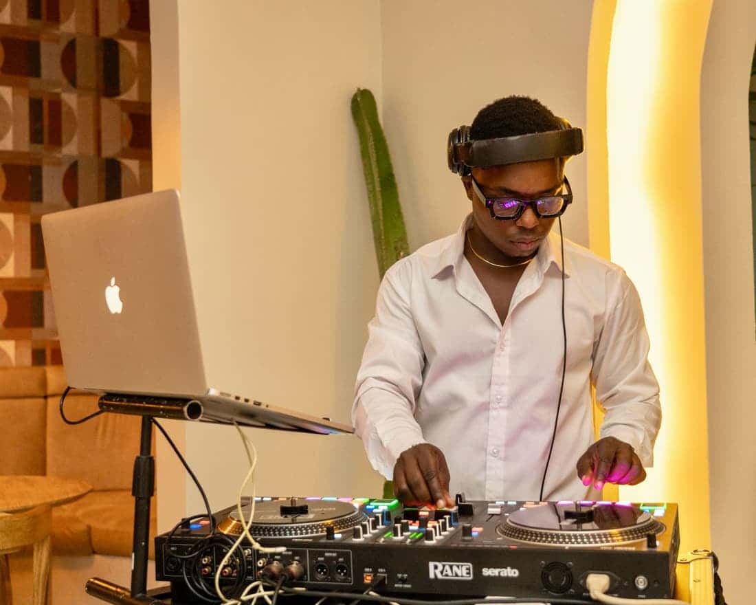 le DJ aux platines
