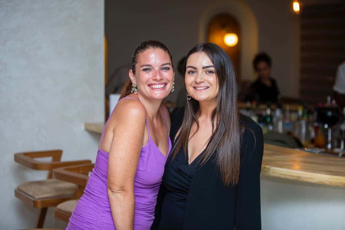 deux amies souriantes au bar