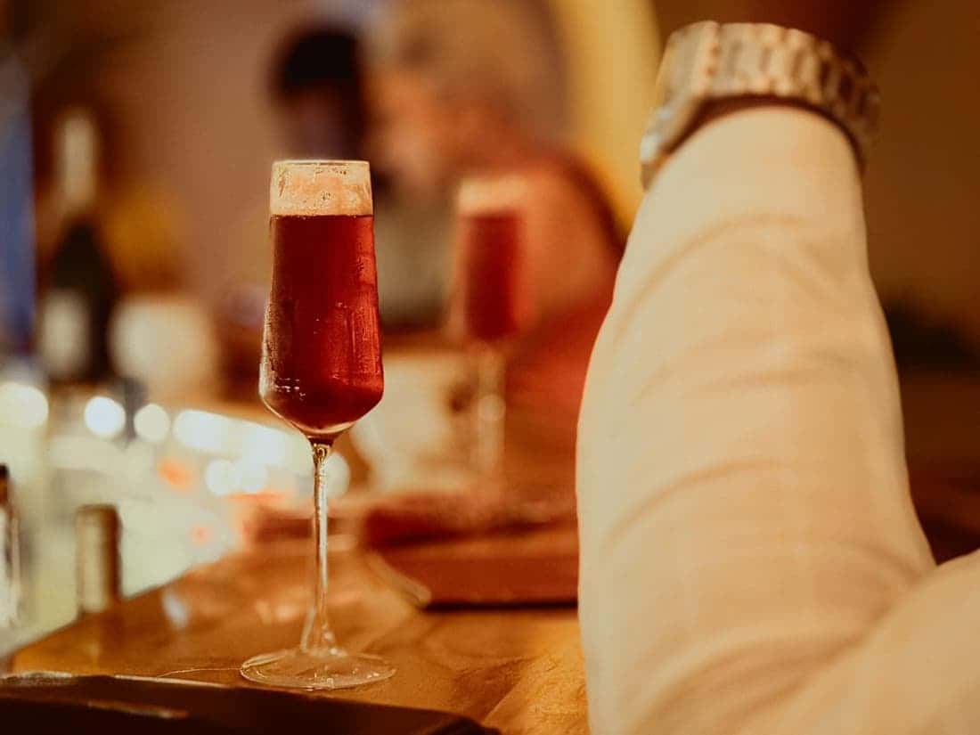 cocktail rouge au bar