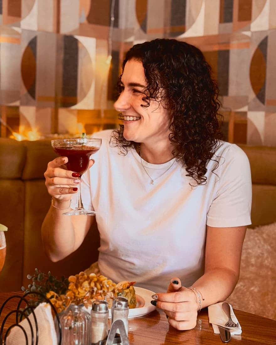 cliente souriante au cocktail