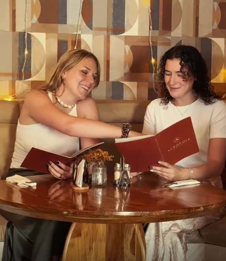 deux amies parcourant la carte