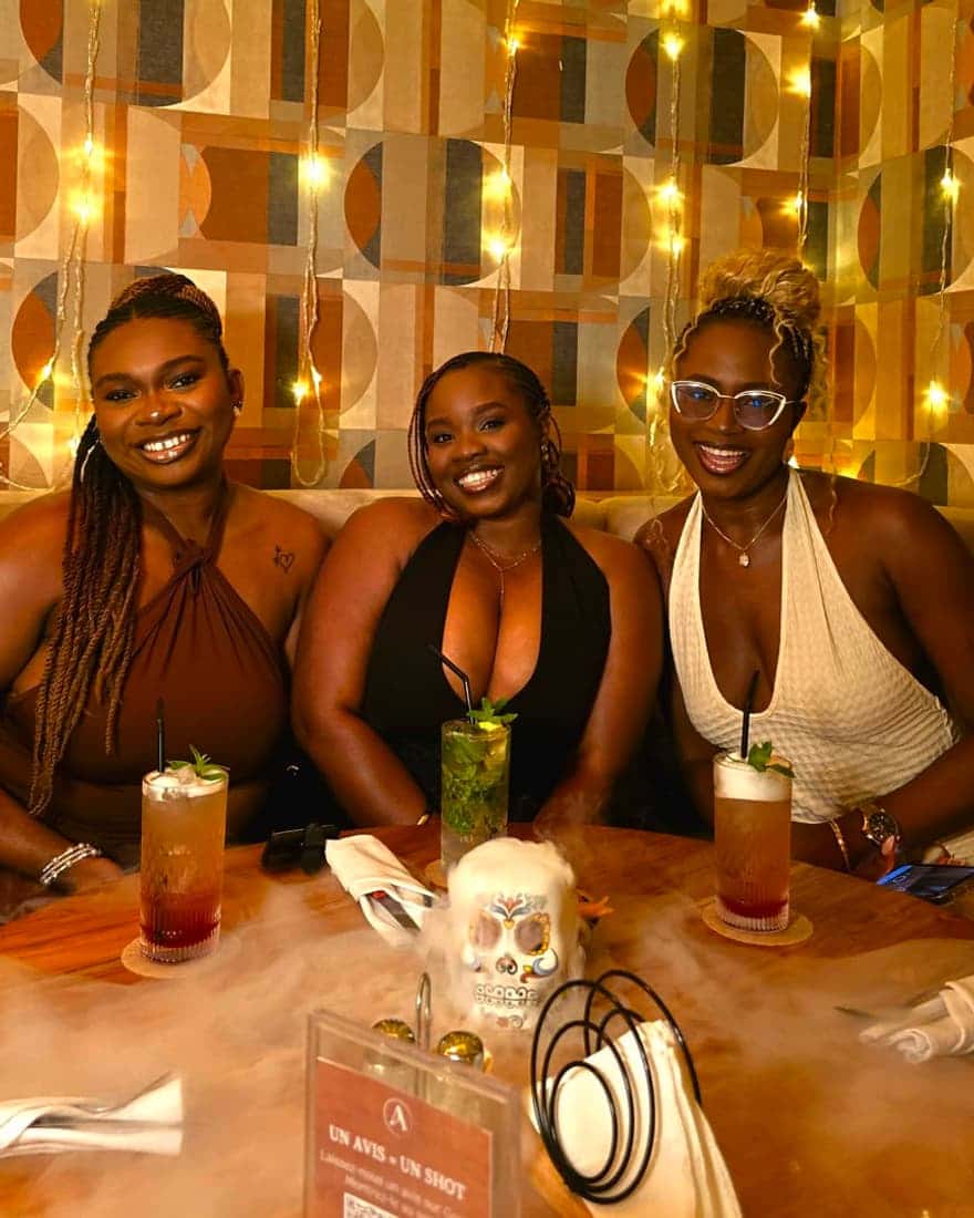 trio d'amies aux cocktails