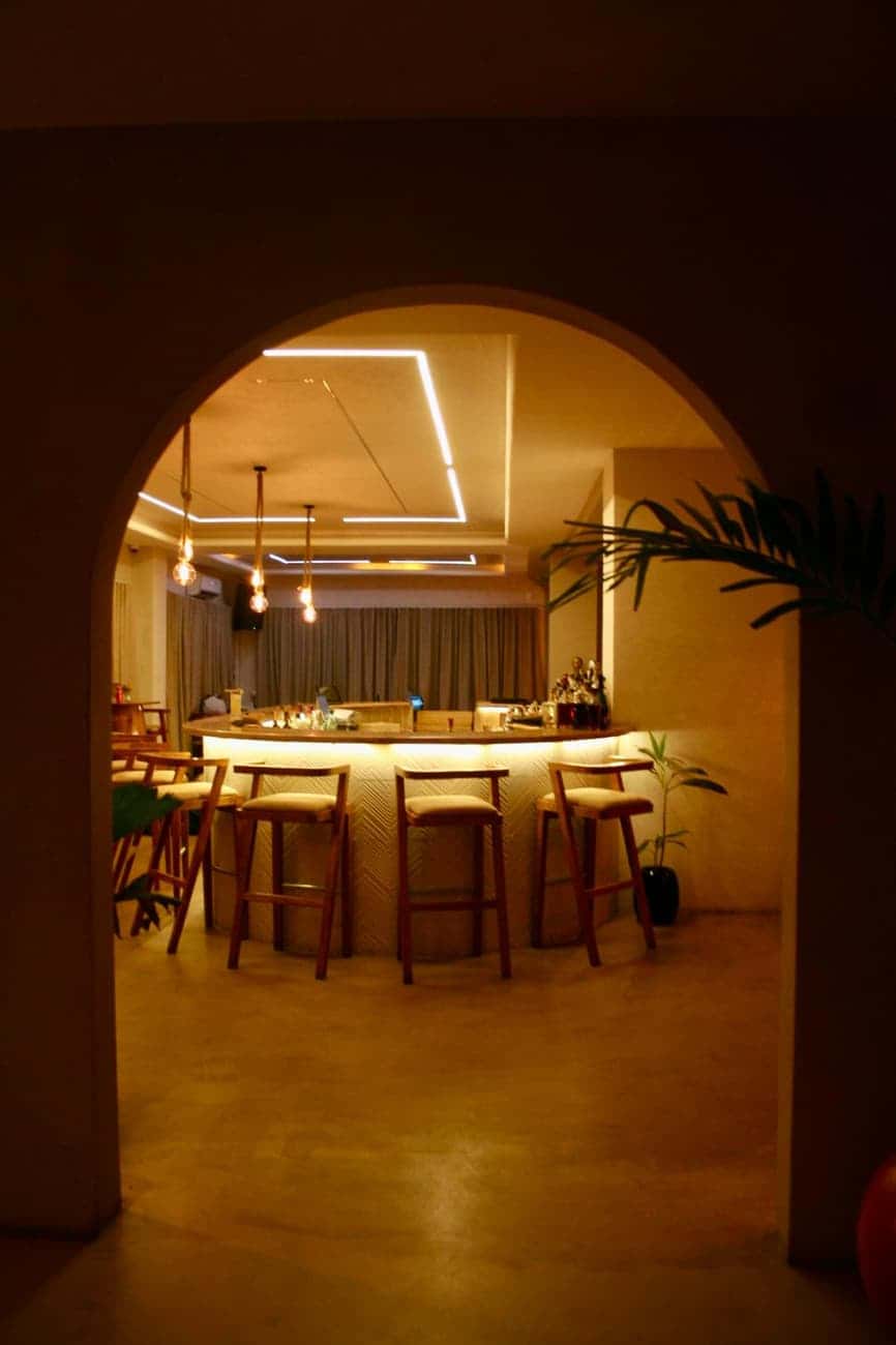 le bar vu à travers l’arche