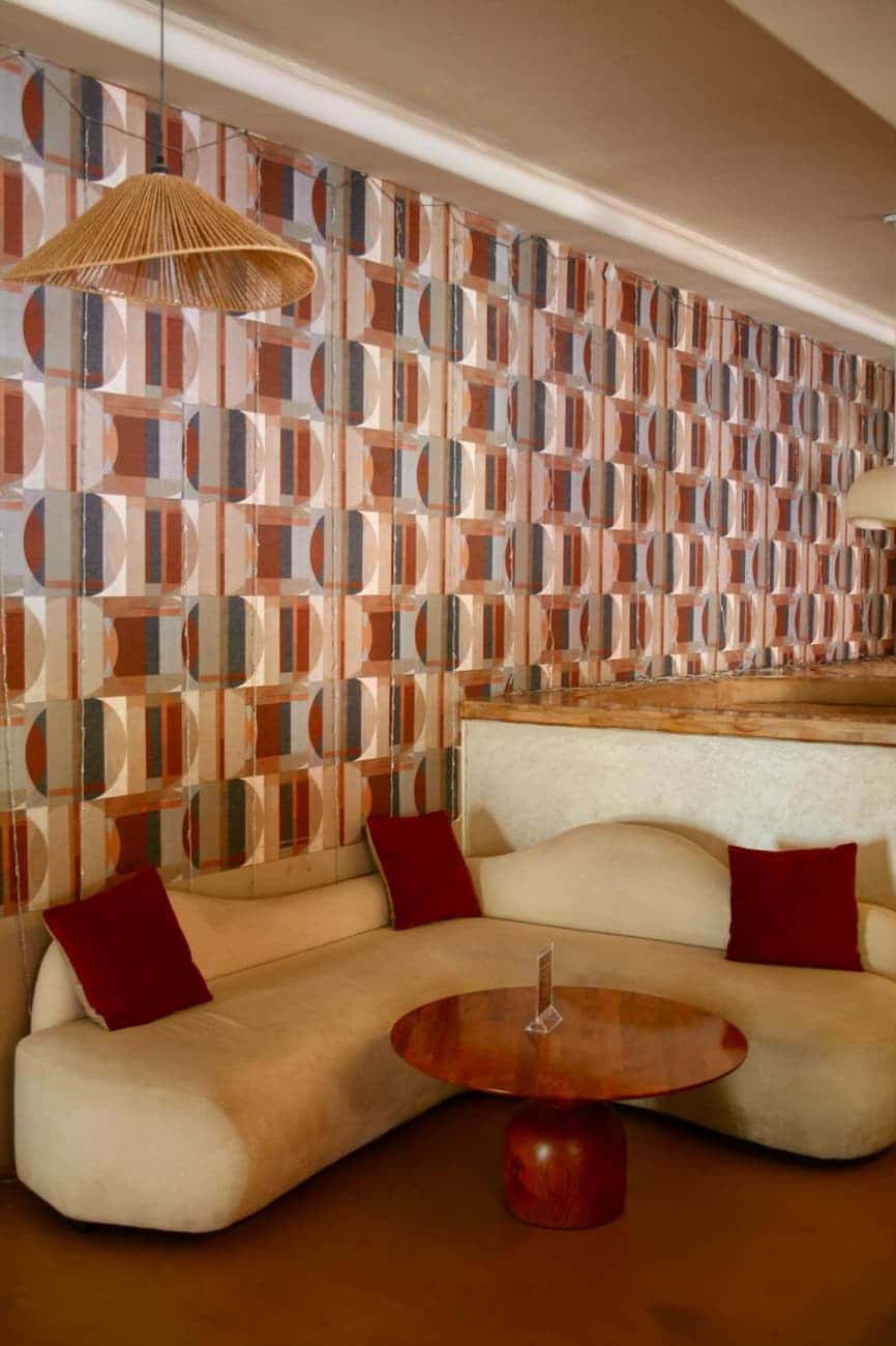 salon aux coussins grenat