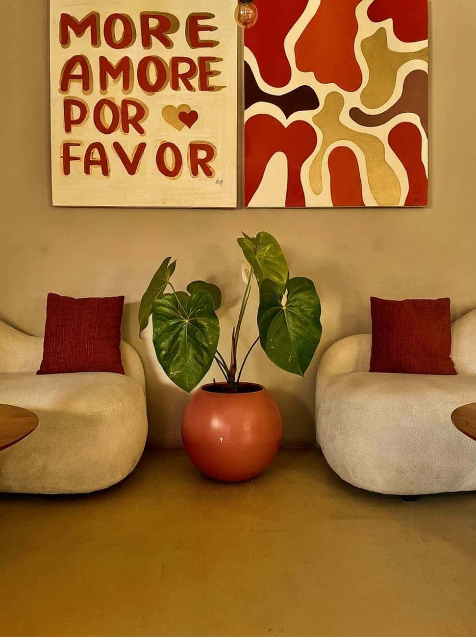 fauteuils sous la fresque More Amore