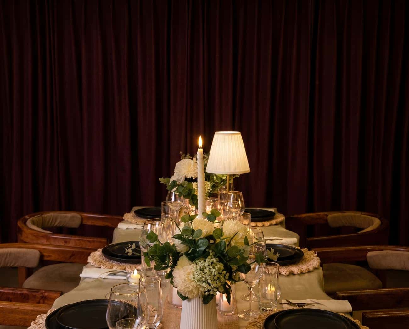 table dressée aux fleurs blanches